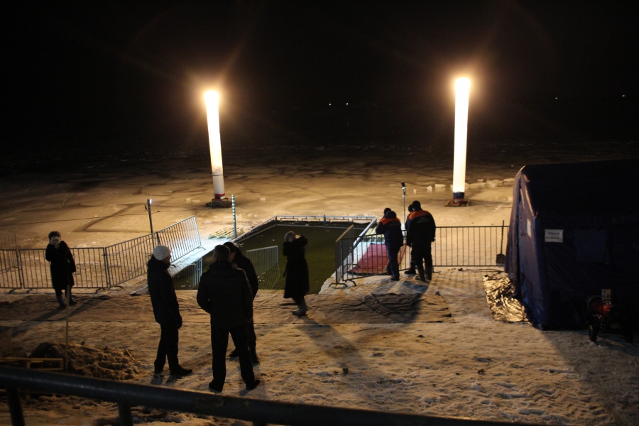 Крещение. Саратовцы окунаются в проруби несмотря на тонкий лед