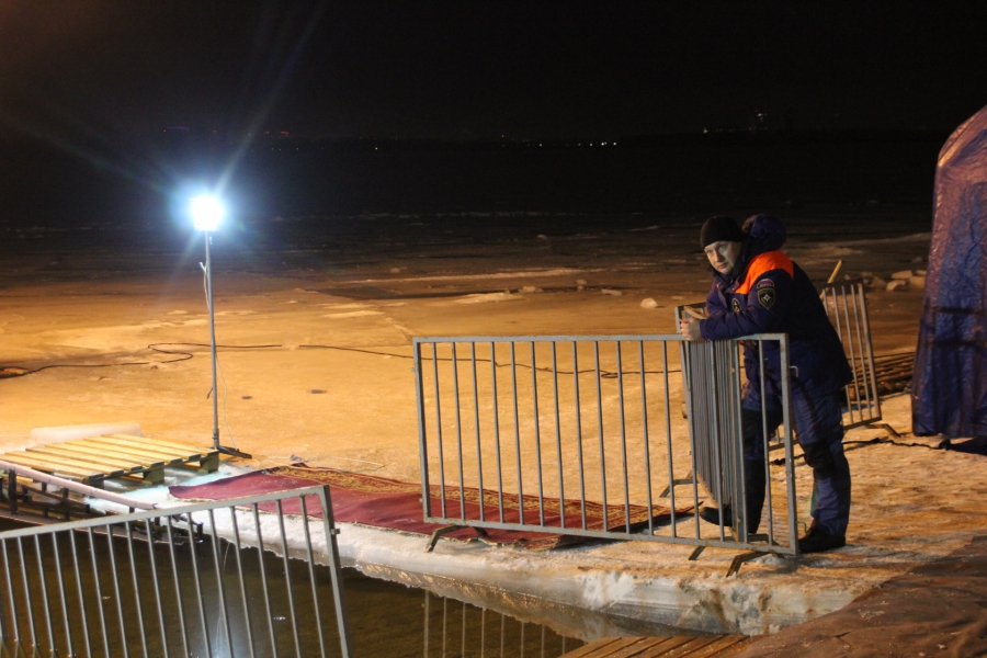 Крещение. Саратовцы окунаются в проруби несмотря на тонкий лед