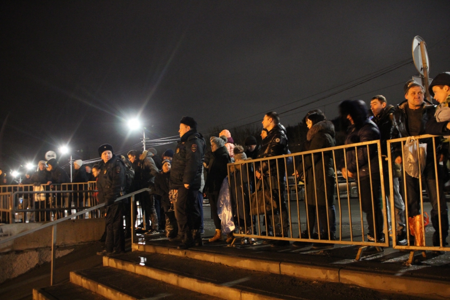 Крещение. Саратовцы окунаются в проруби несмотря на тонкий лед