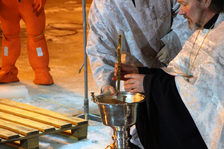 Крещение. Саратовцы окунаются в проруби несмотря на тонкий лед