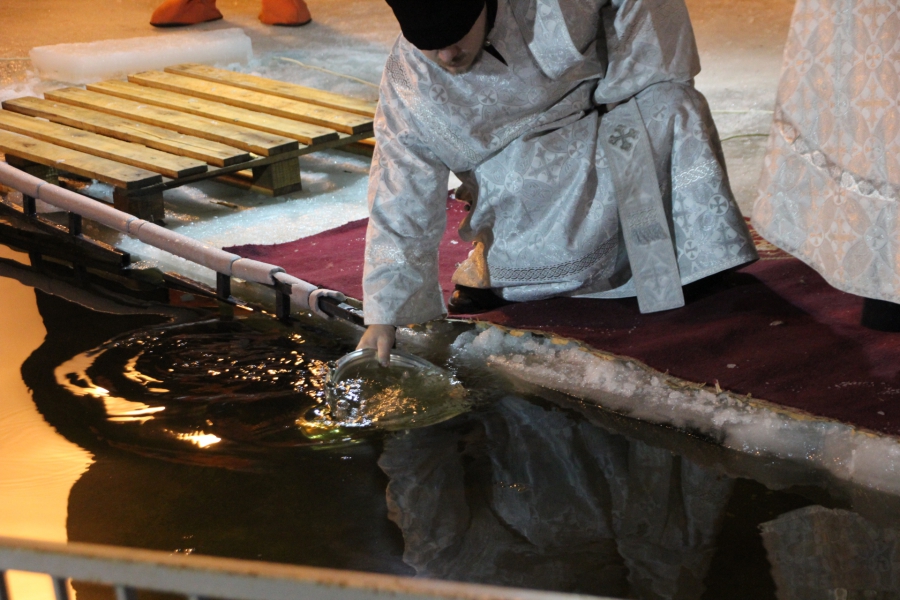 Крещение. Саратовцы окунаются в проруби несмотря на тонкий лед