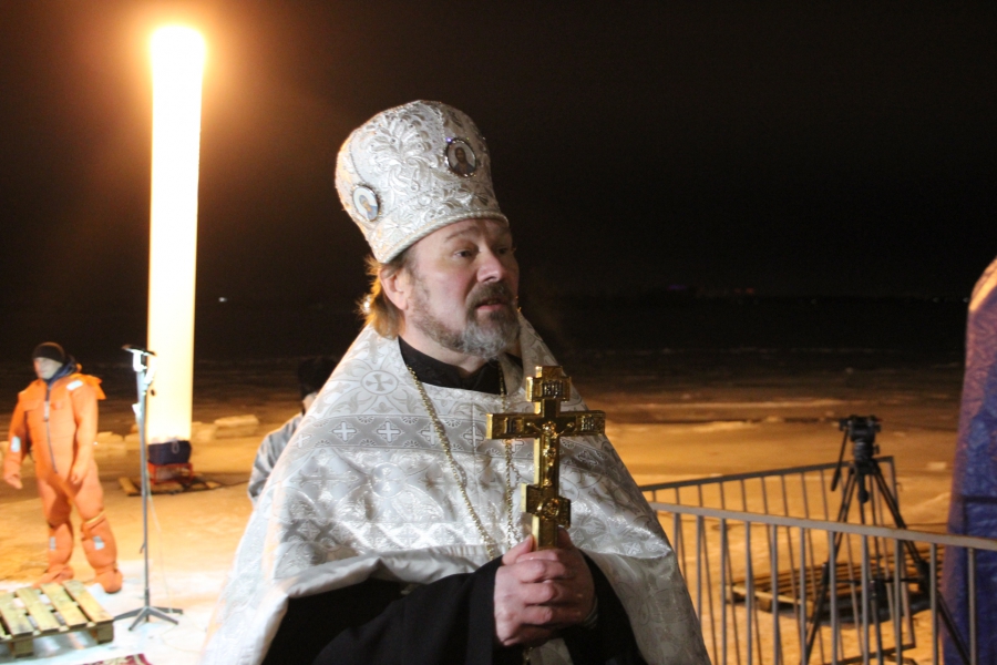 Крещение. Саратовцы окунаются в проруби несмотря на тонкий лед