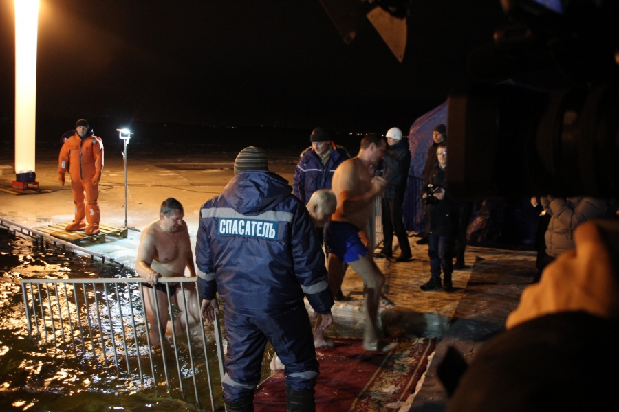 Крещение. Саратовцы окунаются в проруби несмотря на тонкий лед