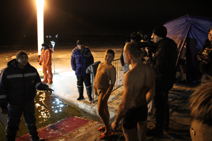 Крещение. Саратовцы окунаются в проруби несмотря на тонкий лед