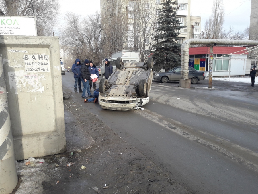 На Лунной «Приора» перевернулась на крышу после ДТП