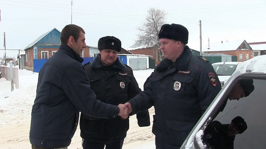 Саратовские полицейские вытащили мужчину из провалившейся под лед машины