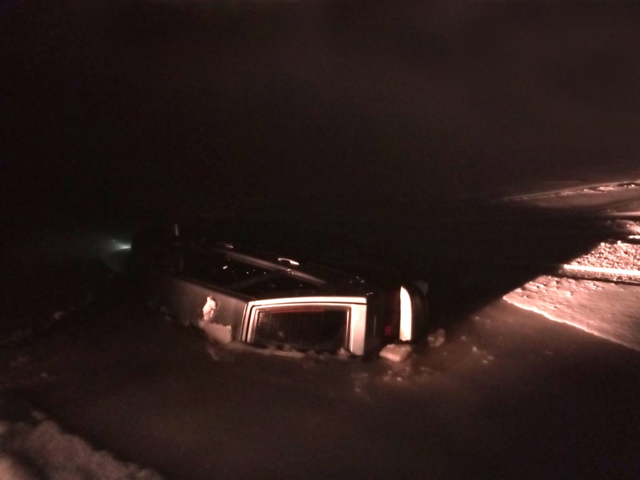 Саратовские полицейские вытащили мужчину из провалившейся под лед машины