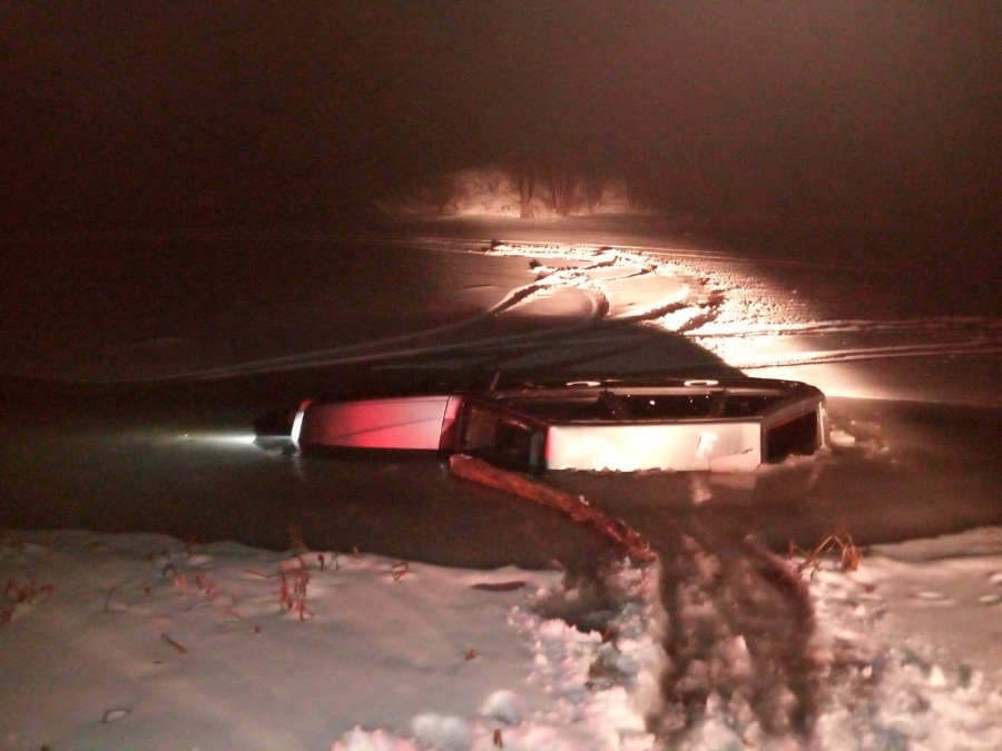 Саратовские полицейские вытащили мужчину из провалившейся под лед машины