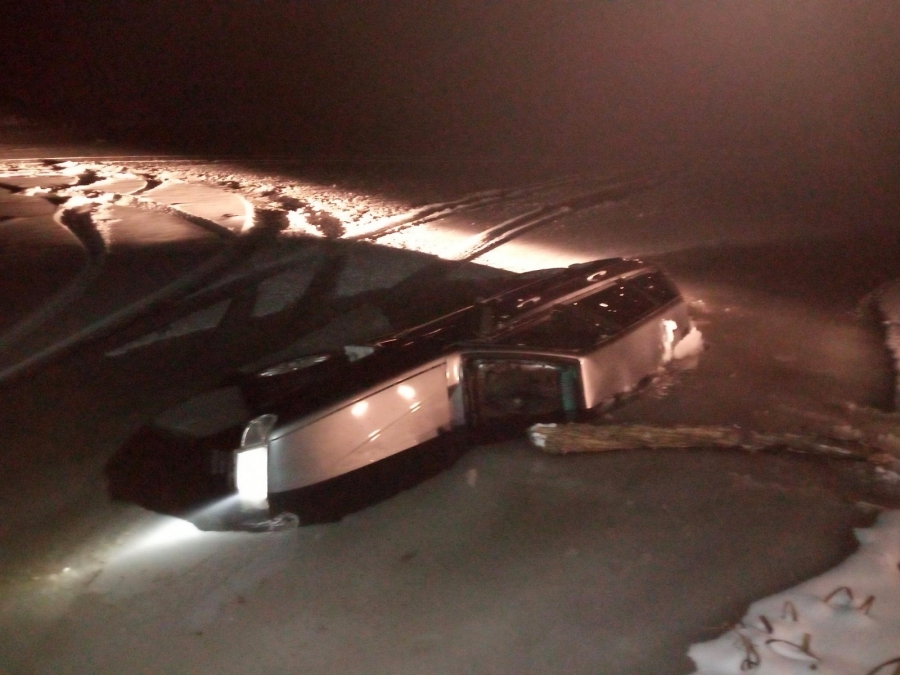 Саратовские полицейские вытащили мужчину из провалившейся под лед машины