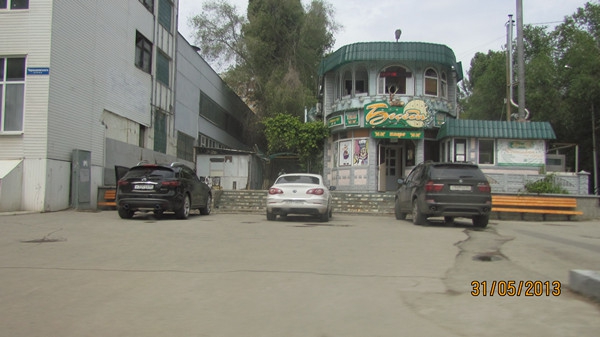 У кафе «Беседа» автомобили перекрывают пешеходную зону