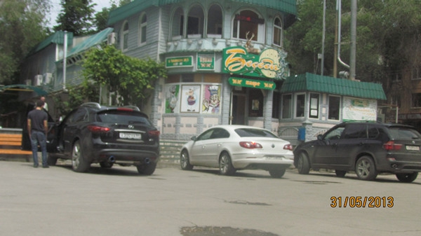 У кафе «Беседа» автомобили перекрывают пешеходную зону