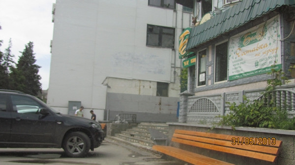 У кафе «Беседа» автомобили перекрывают пешеходную зону