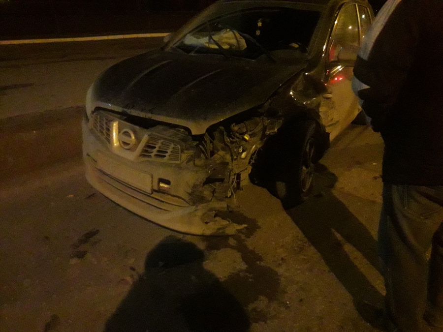 В Энгельсе у «ВАЗа» отвалилось колесо от столкновения с «Ниссаном»