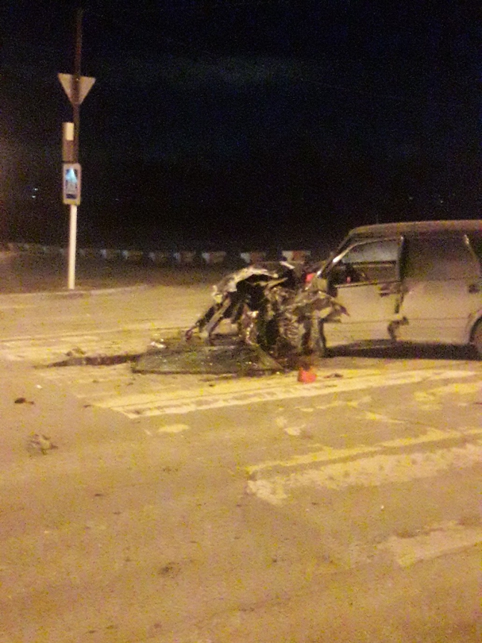 В Энгельсе у «ВАЗа» отвалилось колесо от столкновения с «Ниссаном»