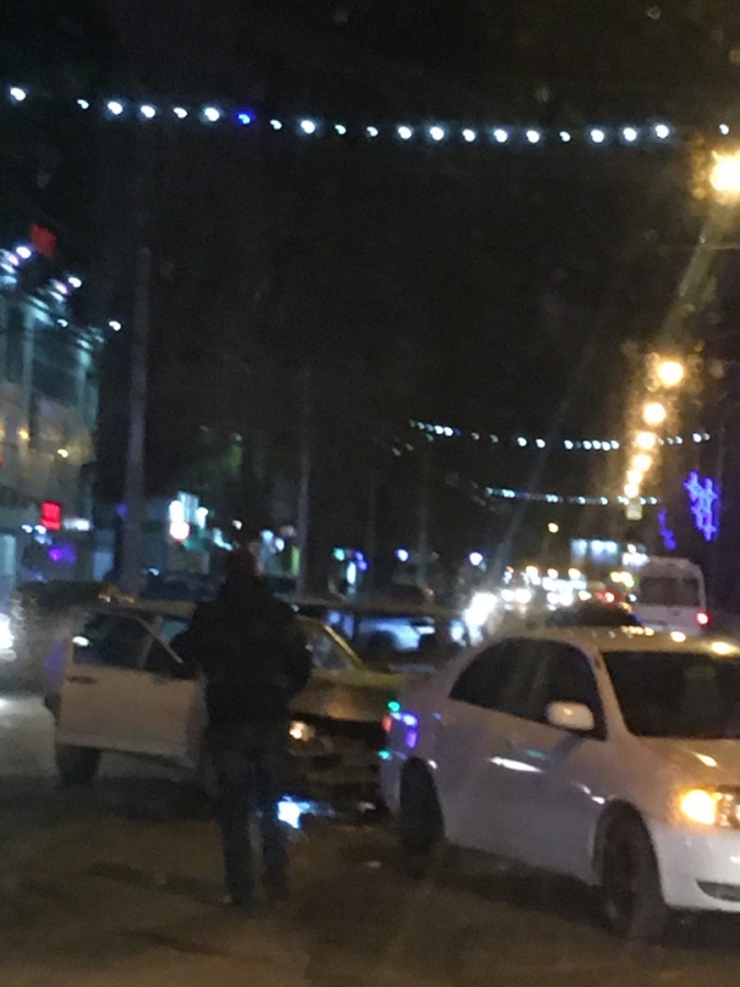 В Энгельсе на перекрестке «Тойота» протаранила «ВАЗ». Пострадали трое