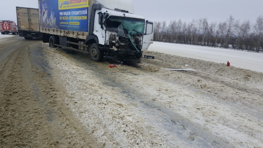 Под Саратовом 1 человек погиб и 2 пострадали в столкновении минивэна и грузовика