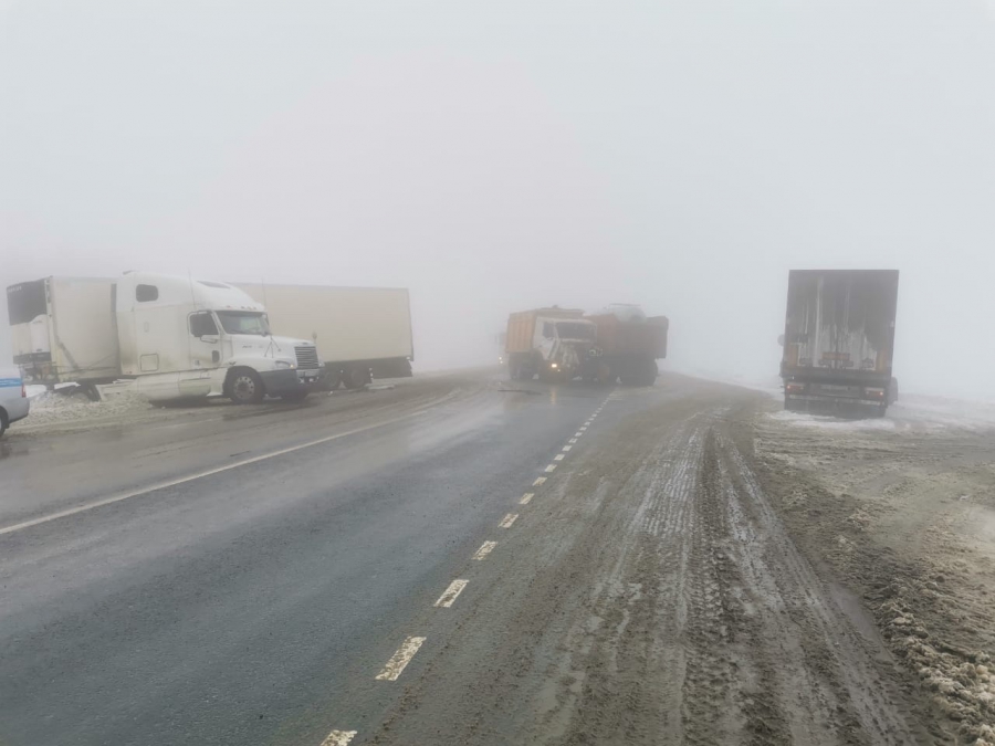 На трассе под Саратовом произошла авария с участием 4 грузовиков