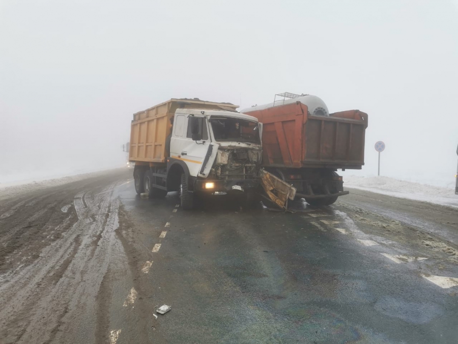 На трассе под Саратовом произошла авария с участием 4 грузовиков
