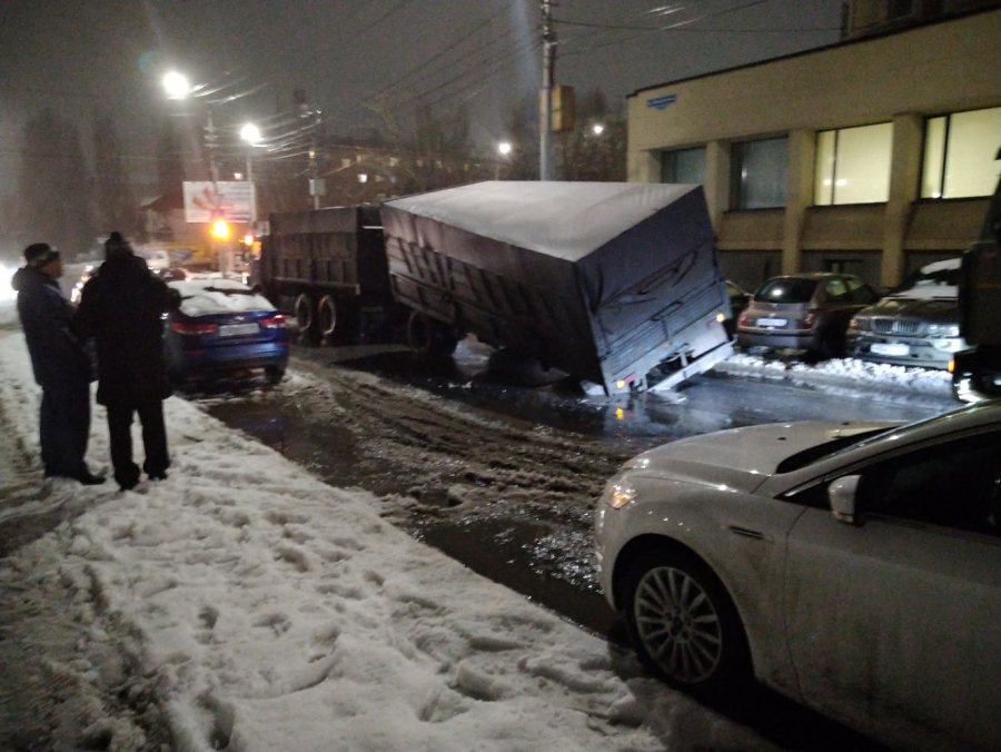 На улице Новоузенской под грузовиком провалился асфальт