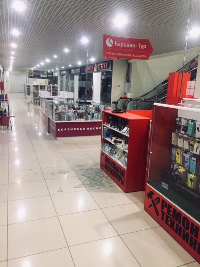 Неизвестный проник в ТЦ «Грин Хаус» и разбил там витрины