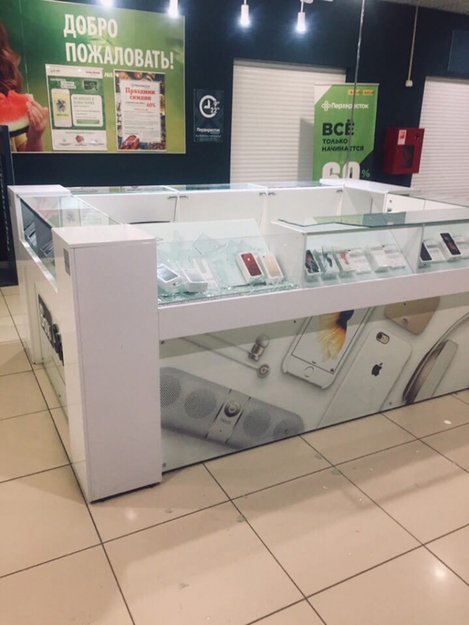 Неизвестный проник в ТЦ «Грин Хаус» и разбил там витрины