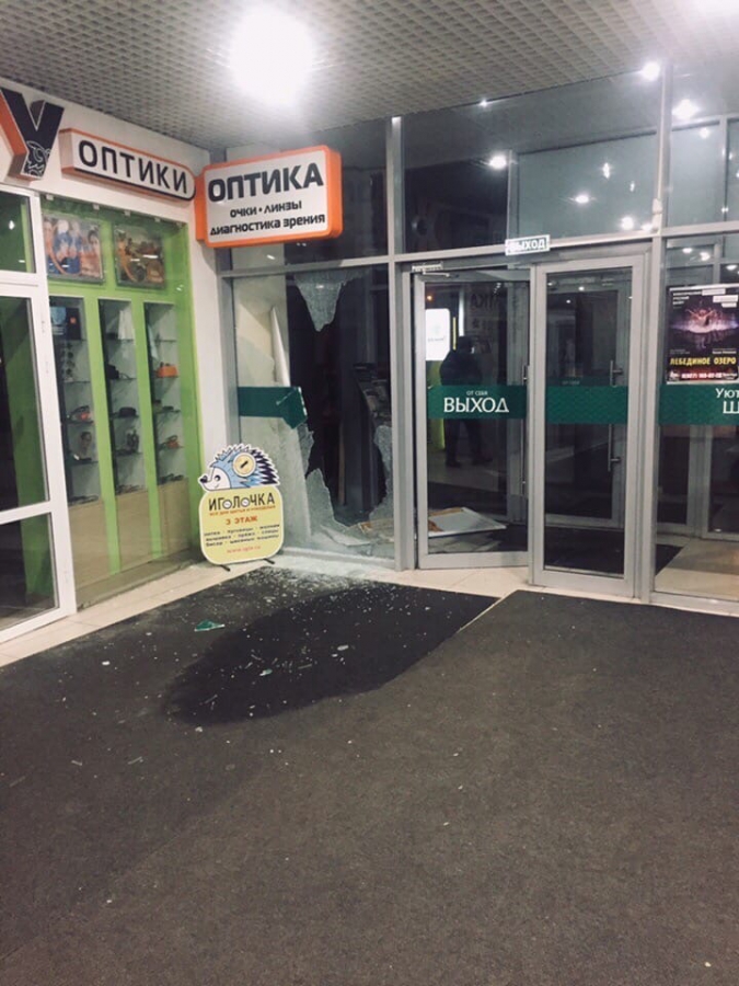 Неизвестный проник в ТЦ «Грин Хаус» и разбил там витрины