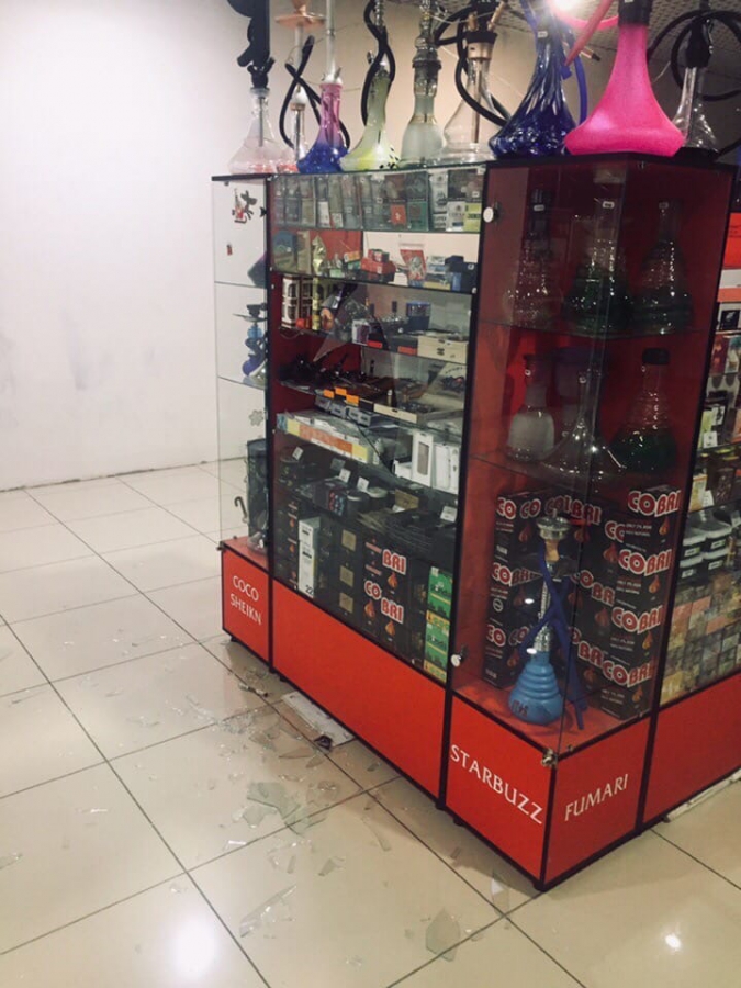 Неизвестный проник в ТЦ «Грин Хаус» и разбил там витрины