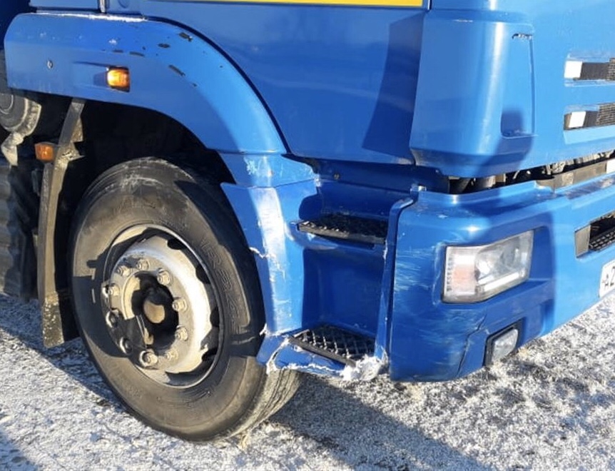 Легковушку смяло в массовой аварии на трассе