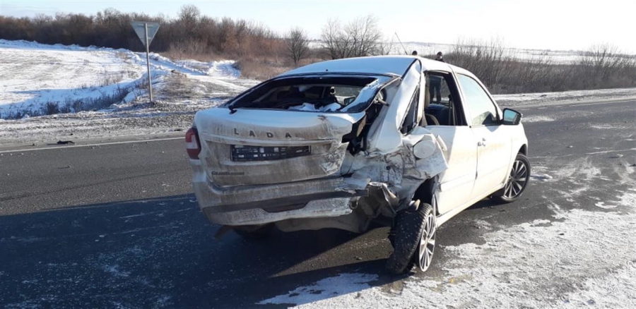 Легковушку смяло в массовой аварии на трассе