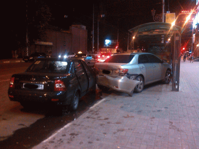 Иномарка врезалась в автобусную остановку в центре Саратова