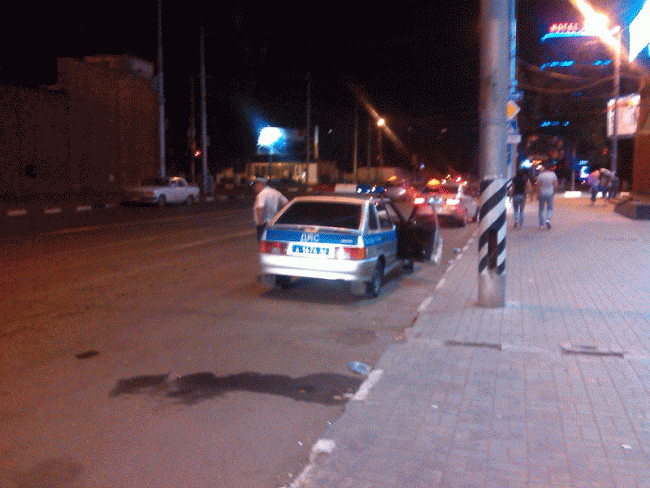 Иномарка врезалась в автобусную остановку в центре Саратова