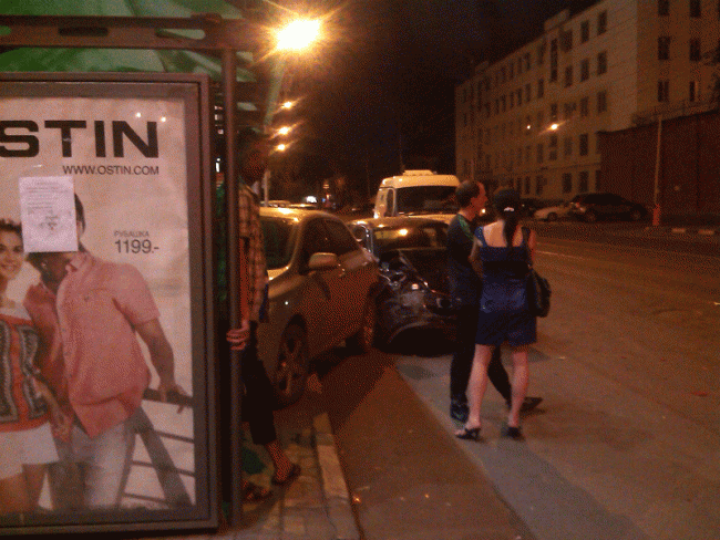 Иномарка врезалась в автобусную остановку в центре Саратова