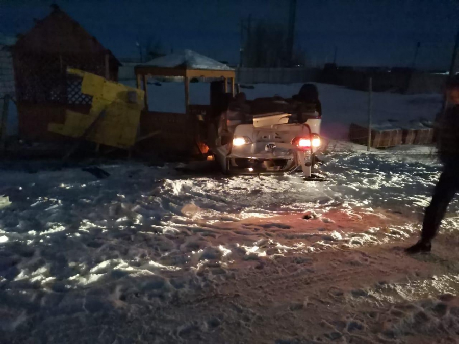 Мужчина насмерть разбился в опрокинувшейся иномарке