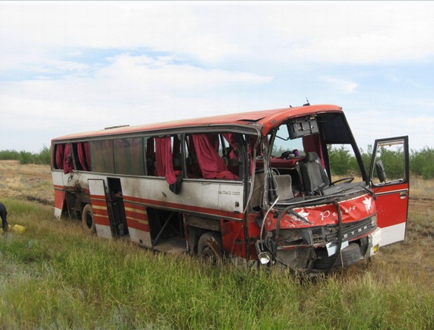 Автобус «Саратов-Махачкала» столкнулся с «КамАЗом». Два человека погибли