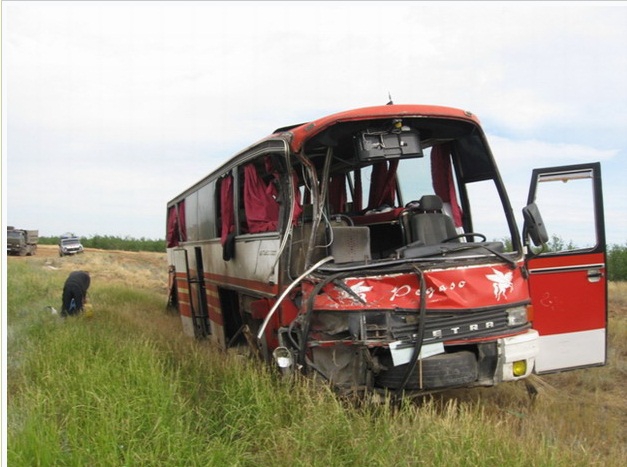 Автобус «Саратов-Махачкала» столкнулся с «КамАЗом». Два человека погибли