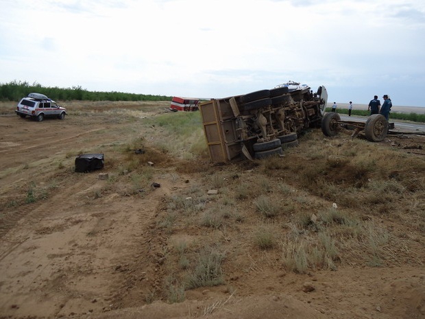 Автобус «Саратов-Махачкала» столкнулся с «КамАЗом». Два человека погибли