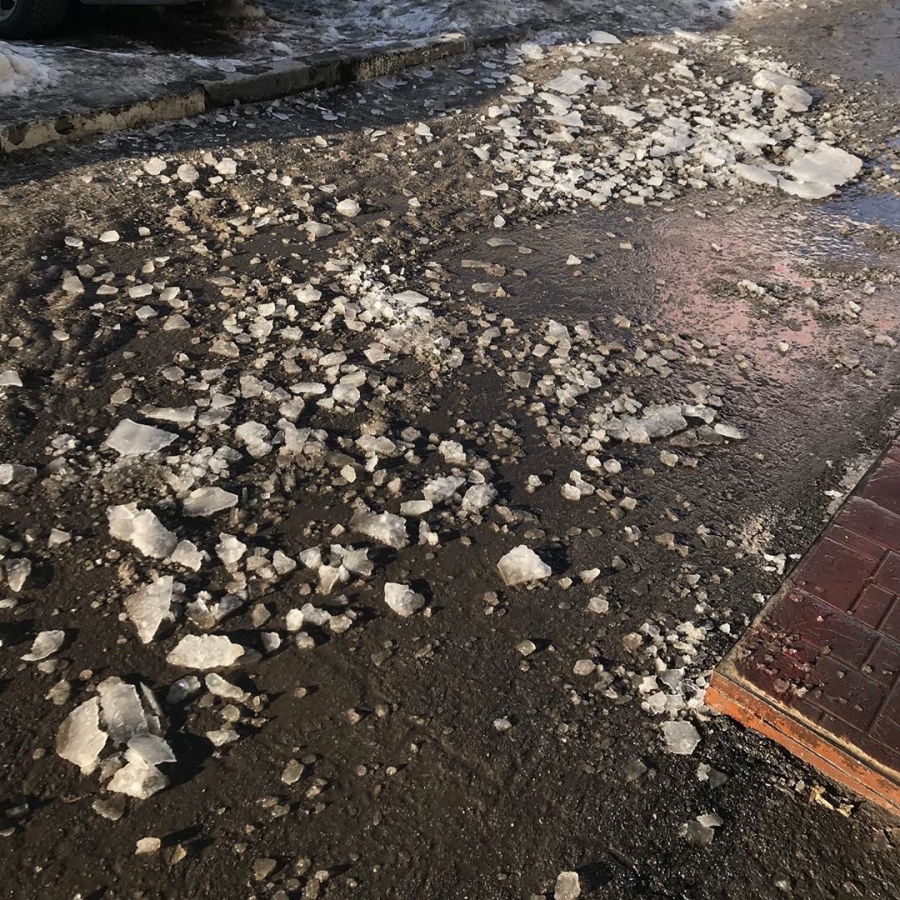 Чиновники о падении наледи с крыши на прохожую: В том месте нет льда