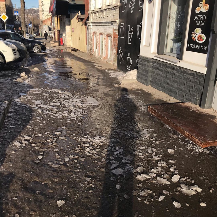 Чиновники о падении наледи с крыши на прохожую: В том месте нет льда