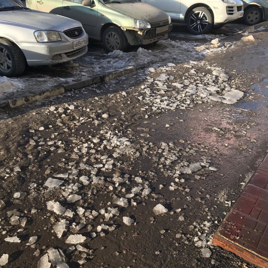 Чиновники о падении наледи с крыши на прохожую: В том месте нет льда