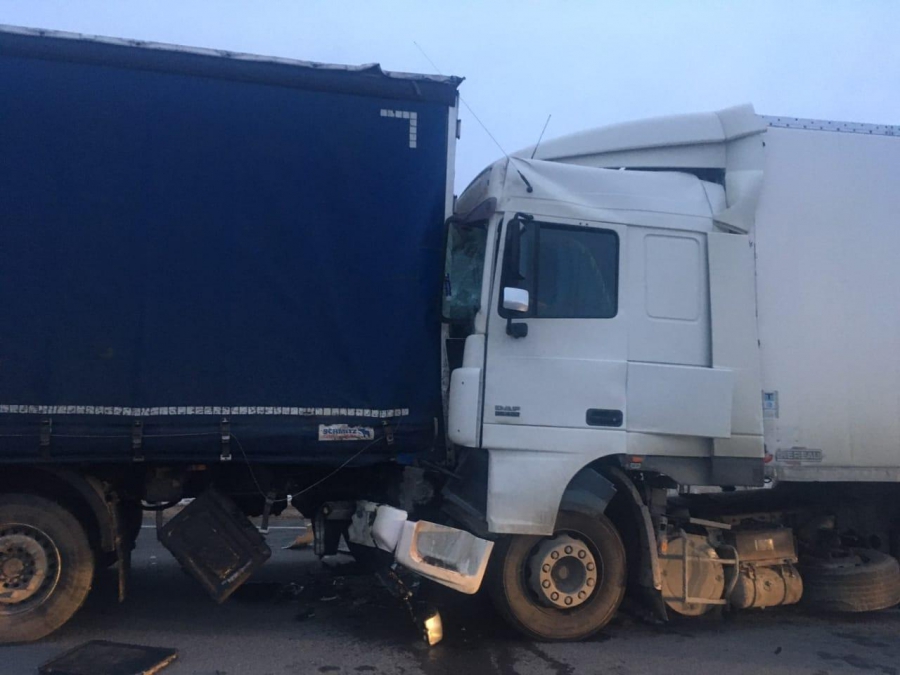 Фура с полуприцепом протаранила большегруз. Водитель в больнице