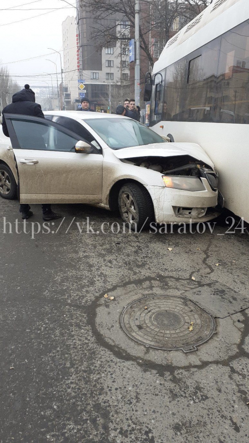 Возле «Триумф Молла» легковушка протаранила автобус №53