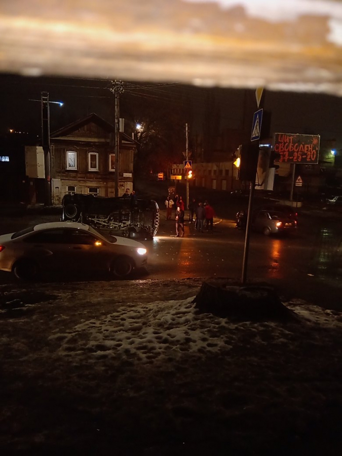 В центре Саратова «Лэнд Крузер» опрокинулся после столкновения с «Приорой»