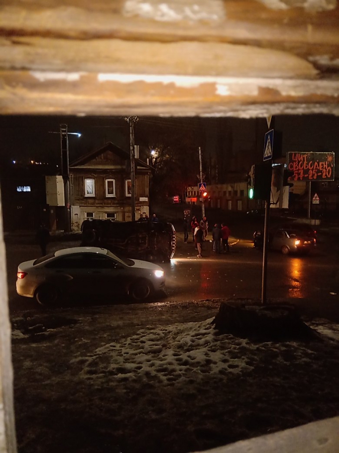 В центре Саратова «Лэнд Крузер» опрокинулся после столкновения с «Приорой»