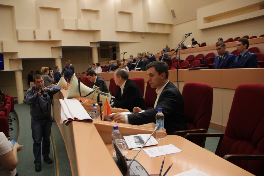 Заседание облдумы началось со скандалов КПРФ по поводу регламента