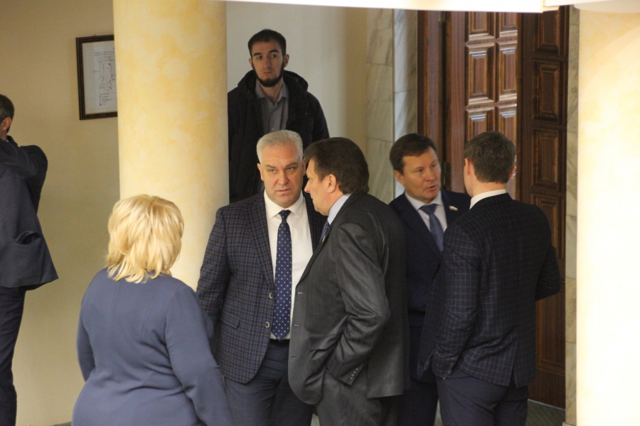 Заседание облдумы началось со скандалов КПРФ по поводу регламента