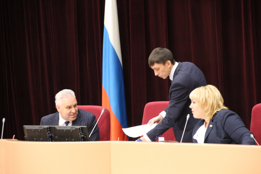 Заседание облдумы началось со скандалов КПРФ по поводу регламента