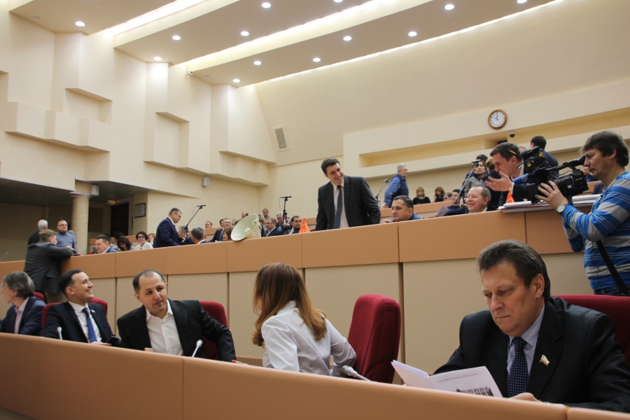 Заседание облдумы началось со скандалов КПРФ по поводу регламента