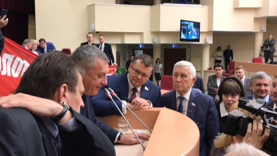 Коммунисты загородили руководство областной думы плакатом и включили сирены