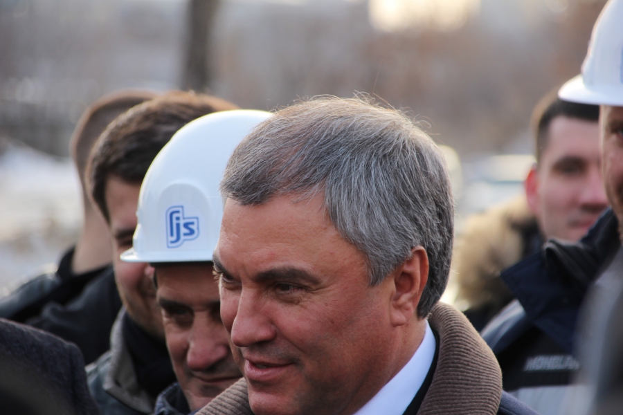 Володин раскритиковал подчиненных мэра Саратова за проблемы со школой в Авиаторе