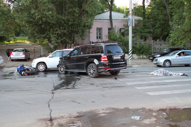 На Чернышевского внедорожник насмерть сбил мотоциклиста
